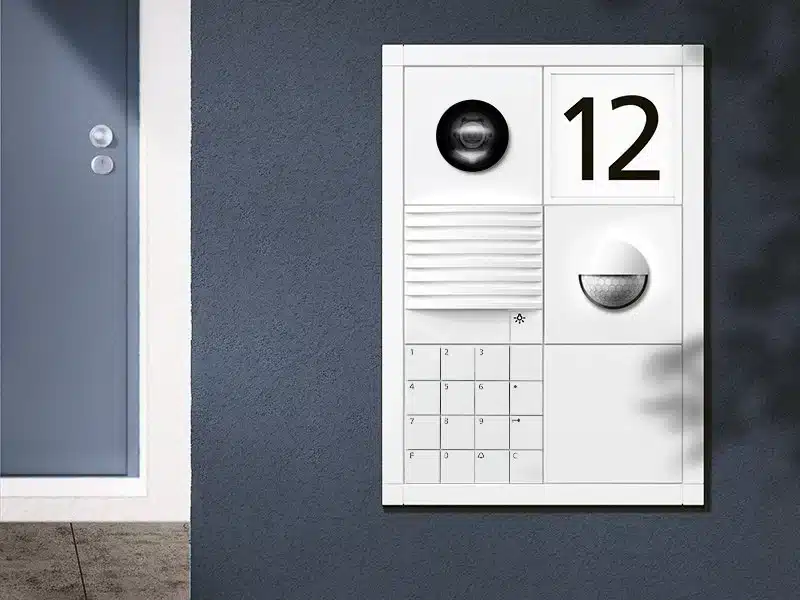 Functions According to RequirementsCamera, info module, movement sensor module, call display or a letterbox: GHQ Access offers numerous options for adapting the entrance to suit any need. Always with the certainty that everything will match and work together.