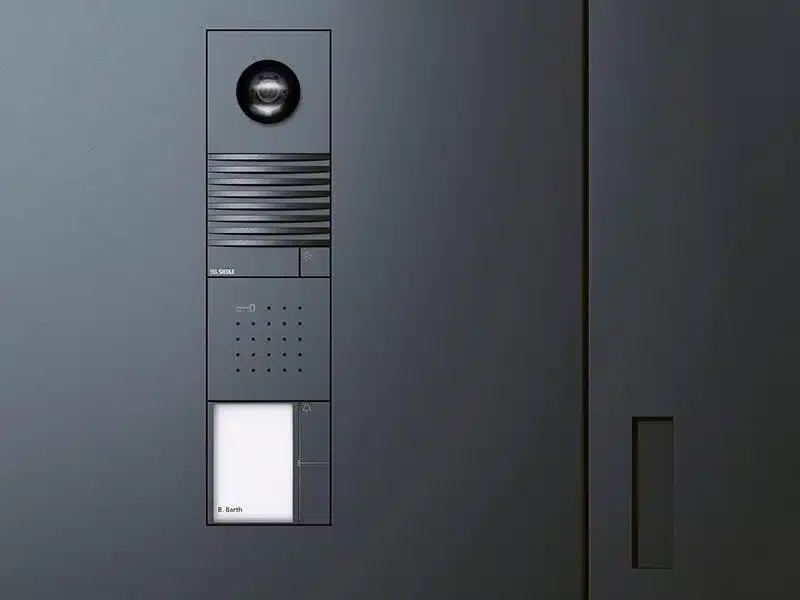 Fully IntegratedMade-to-measure installation to suit specific tastes: The door panel mounting ensures tidy integration of the building communication system at the entrance.